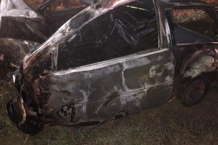 Motorista morre carbonizado após acidente entre carro e carreta na rodovia Assis Chateaubriand