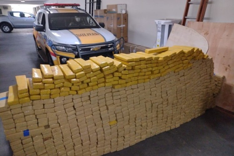 Quase 1,5 tonelada de maconha e pasta base de cocaína é apreendida  entre Uberlândia e Prata
