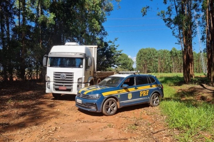Caminhão e carga de aço roubados em Uberlândia são recuperados em Indianópolis