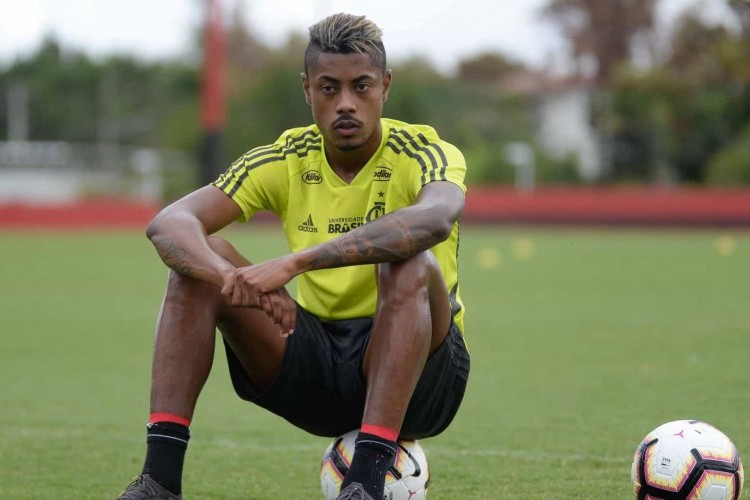 Flamengo renova com Bruno Henrique e confirma saída de Marí