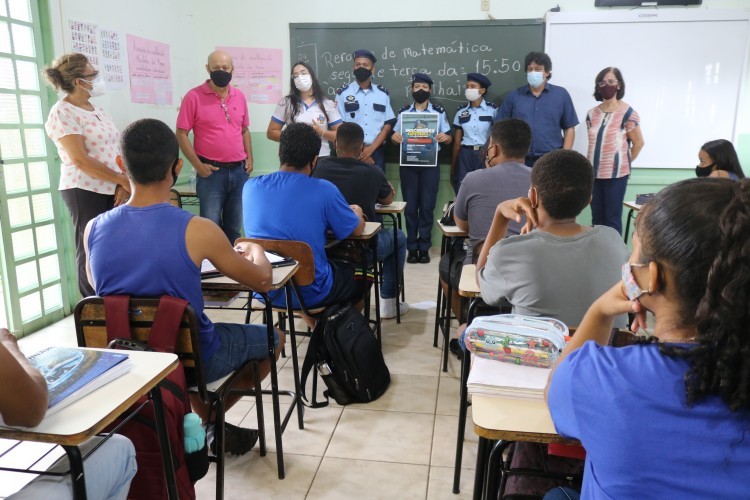 Prefeito Claudio Burrinho e organizadores da Guarda Mirim visitam escolas de Iturama