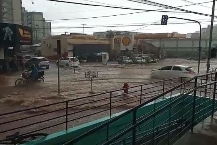 Patos de Minas registra forte chuva na região central da cidade