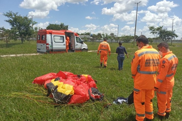 Paraquedista cai e fica ferido em Uberaba após rajada de vento no Bairro Univerdecidade