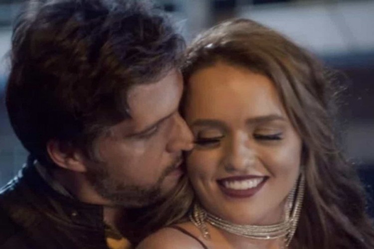 Rafa Kalimann e Léo Chaves trocam beijos e se casam em clipe do cantor