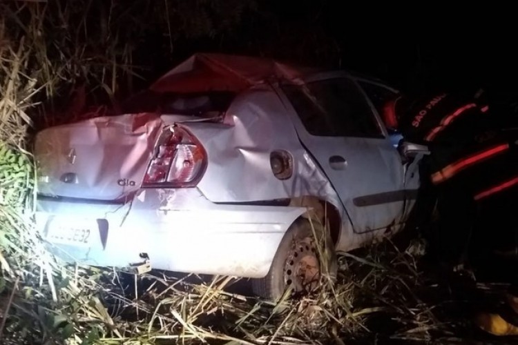 Carro capota e mulher morre após ser arremessada do veículo em rodovia de Olímpia