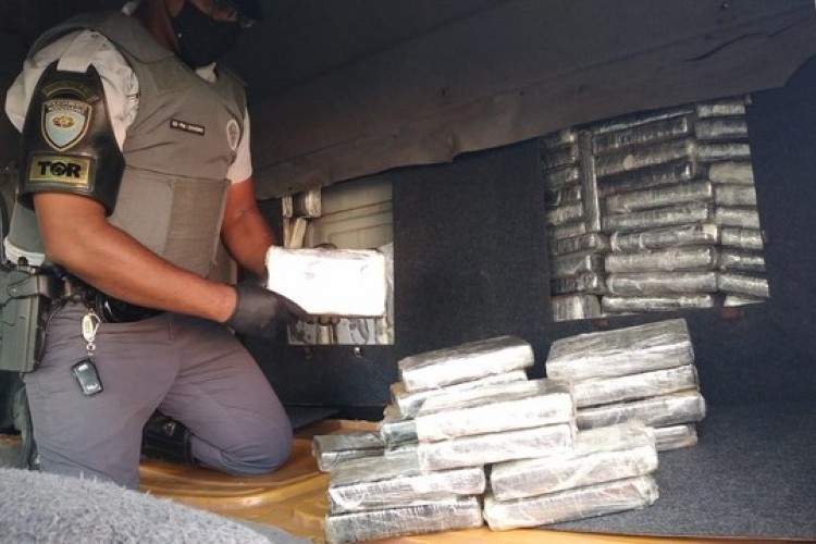  Caminhoneiro é preso com 225 tijolos de cocaína em Santópolis do Aguapeí