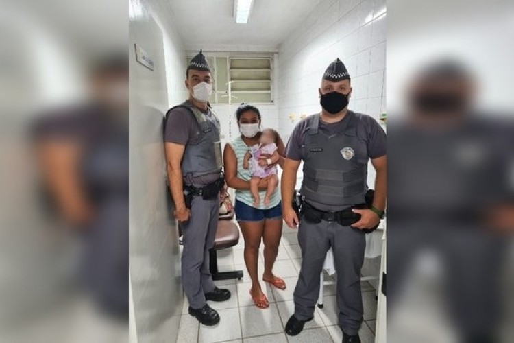 https://radiofm97.com.br/uploads/news/Policiais resgatam bebê engasgado com leite em Araçatuba - SP