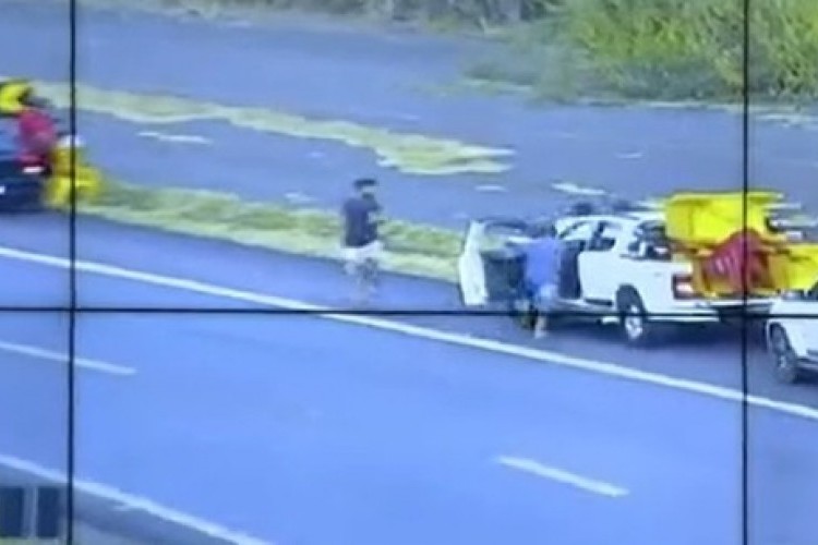 Quinze são detidos por saquearem mesas e cadeiras de caminhão tombado na BR-050 em Araguari 