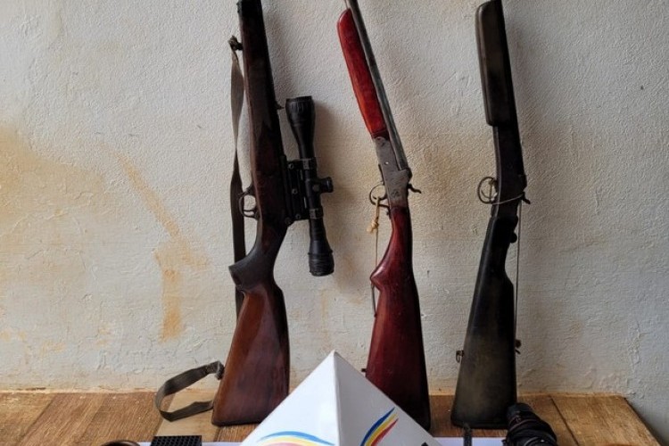 Dupla é detida com armas de fogo ilegais na zona rural de Capinópolis