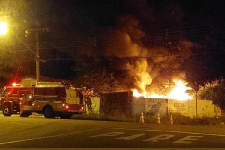 https://radiofm97.com.br/uploads/news/Depósito de peças usadas pega fogo em Ituiutaba
