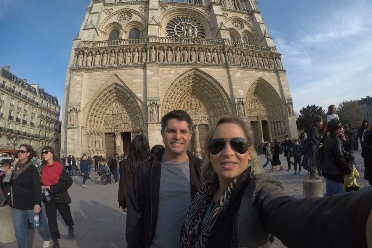 https://radiofm97.com.br/uploads/news/Brasileira tirou foto na Catedral de Notre-Dame minutos antes de incêndio: 'Olhamos para trás e vimos pegando fogo'