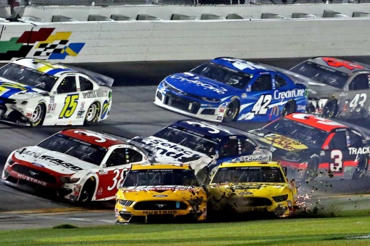 https://radiofm97.com.br/uploads/news/Capotamento na Nascar deixa piloto em estado grave