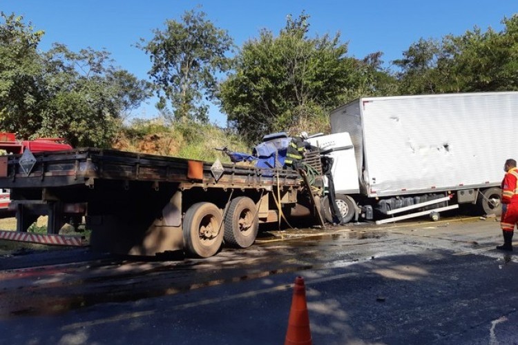 https://radiofm97.com.br/uploads/news/Dois homens ficam feridos em acidente envolvendo quatro veículos na BR-153 em José Bonifácio