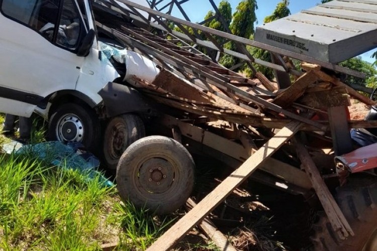 Motorista morre após bater na traseira de trator em vicinal entre Potirendaba e Mendonça
