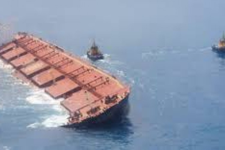 Navio a serviço da Vale encalhado na costa do Maranhão tem 4 mil toneladas de óleo, alerta Ibama