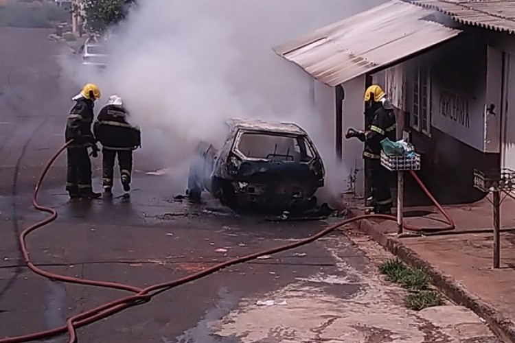 Carro é incendiado em Uberaba; suspeita é vingança por dívida
