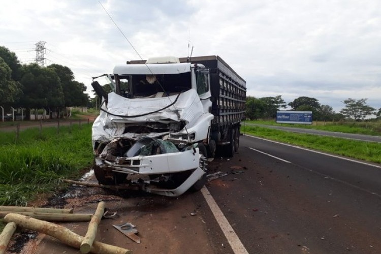 Acidente entre dois caminhões mata homem em rodovia de Votuporanga