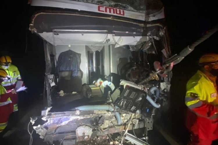 https://radiofm97.com.br/uploads/news/Duas pessoas ficam feridas em acidente entre ônibus e caminhão na BR-050, em Uberaba