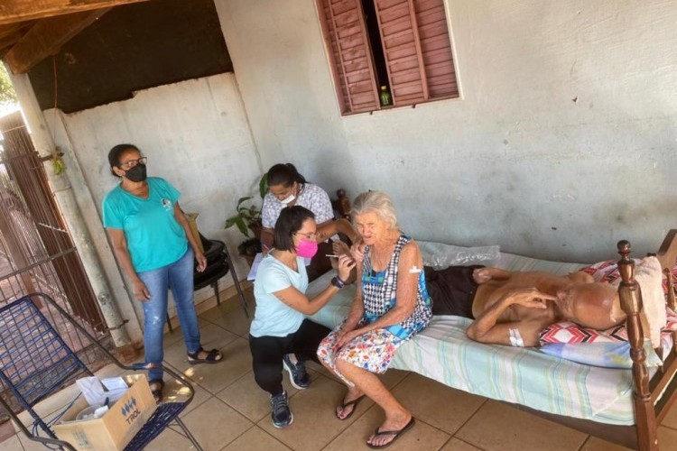 Equipe do ESF Santa Rosa Realiza Visitas para Vacinar Pessoas com Dificuldades de Locomoção