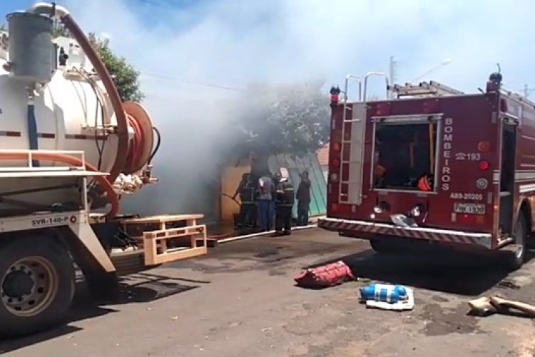 Incêndio atinge barracão em bairro de Pereira Barreto