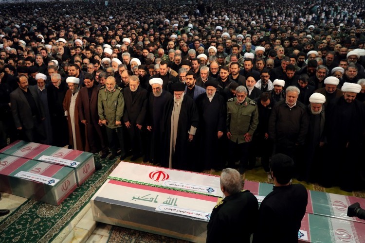 https://radiofm97.com.br/uploads/news/Ali Khamenei lidera multidão em homenagem a general iraniano em Teerã, no Irã