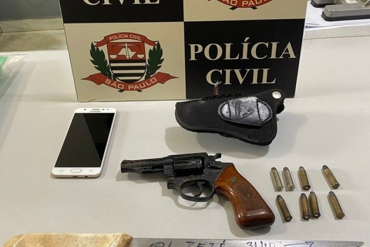 https://radiofm97.com.br/uploads/news/Homem é detido após ser flagrado com revólver e facão usados para ameaçar prefeito do interior de SP