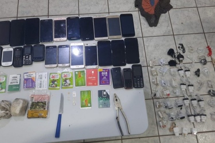 https://radiofm97.com.br/uploads/news/Dupla joga mais de 20 celulares por cima de laje da Penitenciária de Uberaba