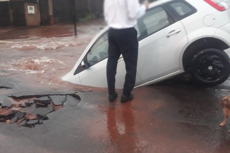 https://radiofm97.com.br/uploads/news/Carro cai dentro de cratera que se abriu em rua em Ituiutaba; local está interditado