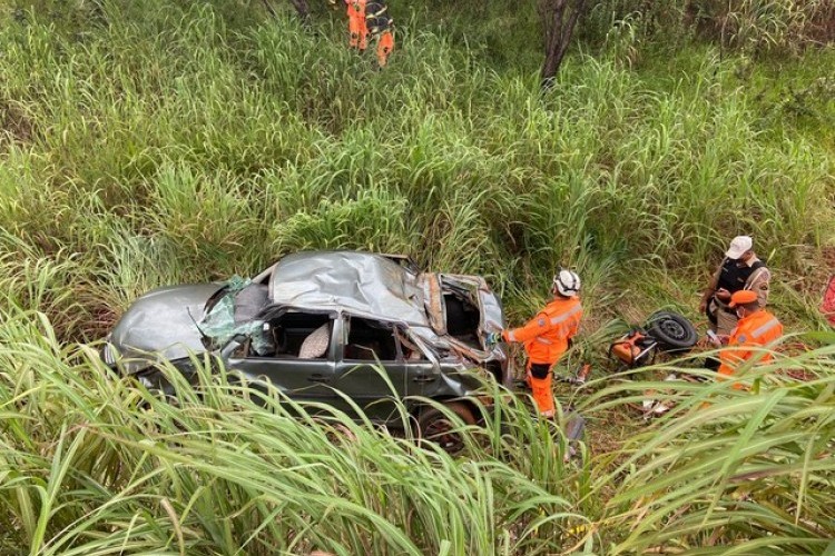 Passageiro morre após condutora capotar veículo na MGC-452 em Uberlândia